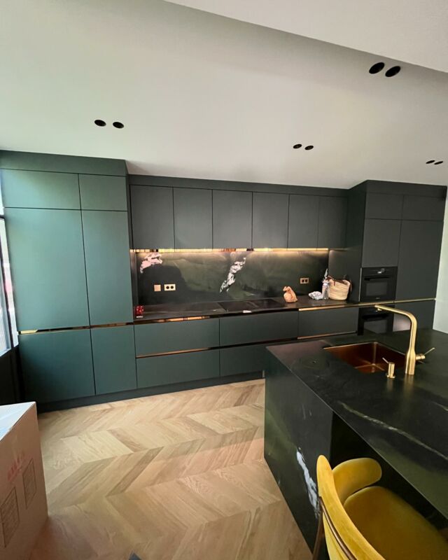 Nous recrutons des menuisiers ébéniste et installateurs! https://www.linkedin.com/jobs/view/4064972143